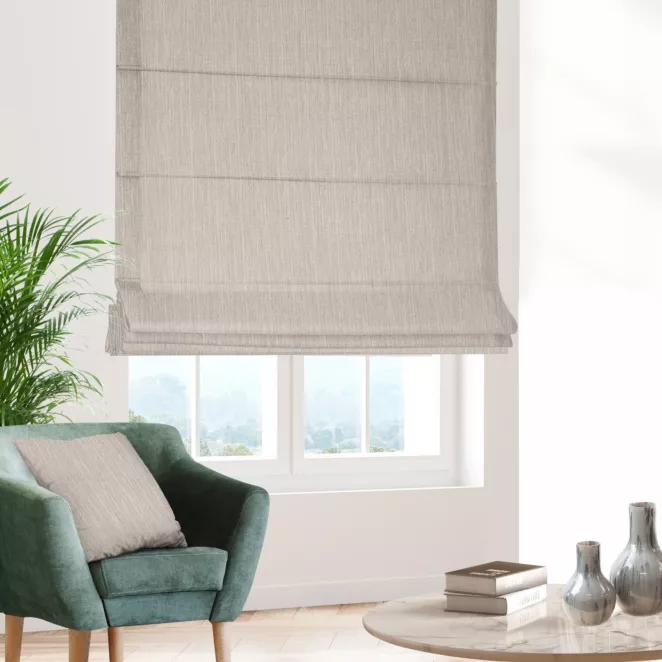 Roleta rzymska beżowa z tkaniny o wyraźnym splocie z efektem melanżu