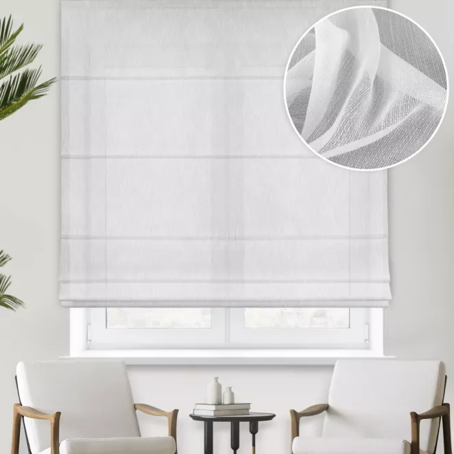 Roleta rzymska biała o strukturze drobnej siateczki, wykończona obciążnikiem