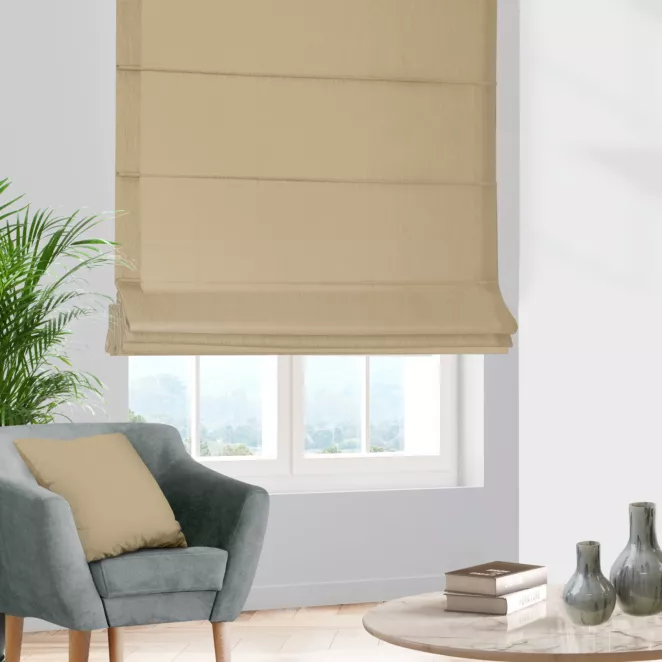 Roleta rzymska beżowa z gładkiej tkaniny zaciemniającej typu dimout