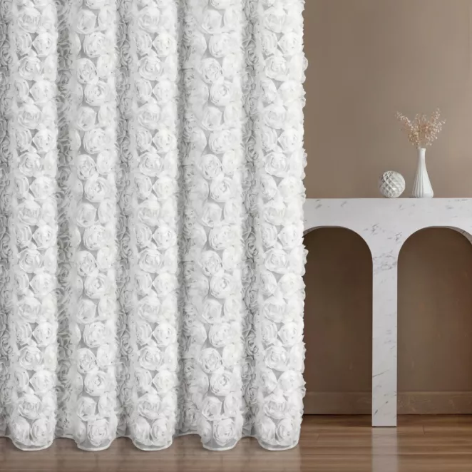 Zasłona szyta na flexach biała z tkaniny z ozdobnymi różami