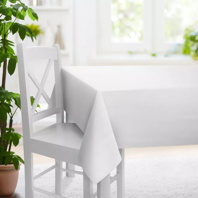 Obrus szyty jasnoszary z miękkiej tkaniny w drobny wzór jodełkowy