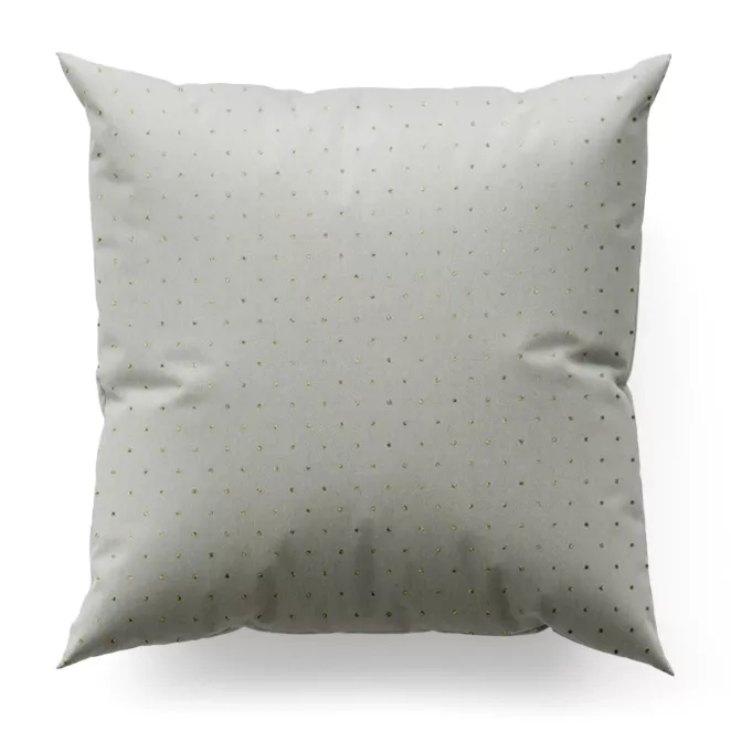 Poszewka szyta kremowo złota z gładkiej tkaniny przeplatanej błyszczącą lureksową nicią o wzorze w kropki