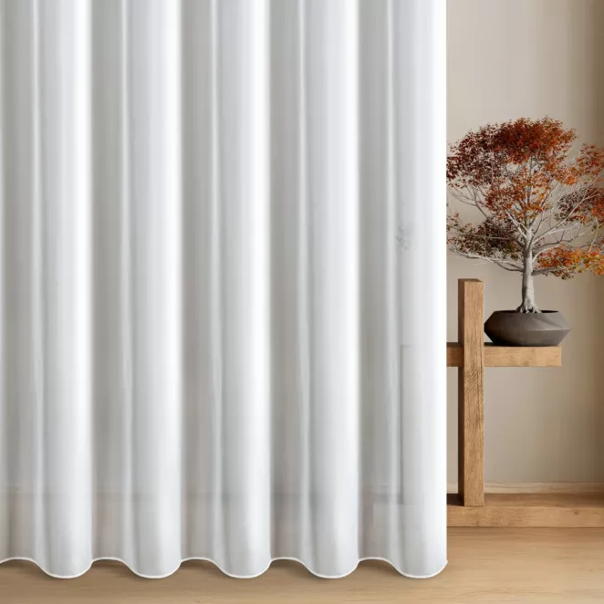 Firana szyta na przelotkach biała z matowej jedwabiście miękkiej tkaniny, wykończona obciążnikiem