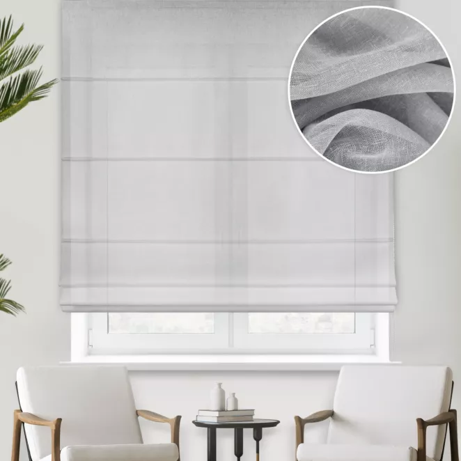 Roleta rzymska popielata z gładkiej matowej etaminy o naturalnym splocie, wykończona obciążnikiem