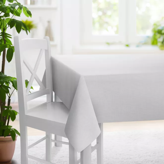 Obrus szyty biały z tkaniny szenilowej o wyraźnym splocie