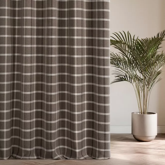 Zasłona szyta na flexach brązowa z tkaniny o jodełkowym splocie z wzorem kraty