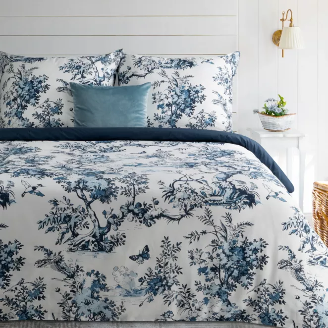 Pościel 140x200 cm komplet 2 częściowy satyna bawełniana kolor biały, ciemnogranatowy z motywem roślinnym SPRING 86 Eurofirany