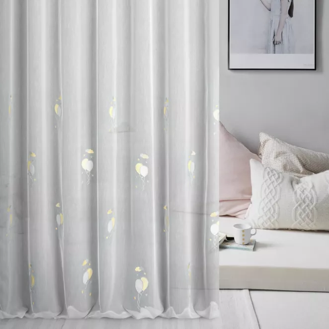 Firana szyta na flexach biało żółta z eleganckiej tkaniny peru z malowniczą dziecięcą aplikacją