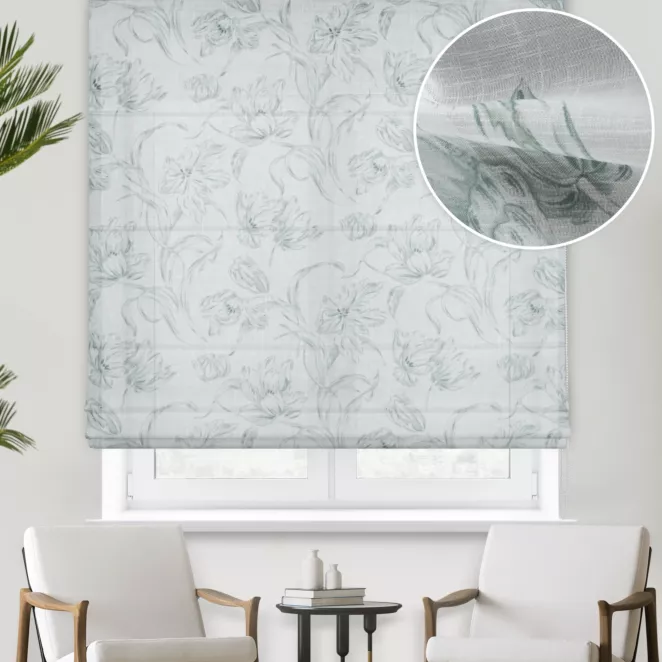 Roleta rzymska biało zielona z matowej tkaniny typu etamina z kwiatowym nadrukiem, wykończona obciążnikiem