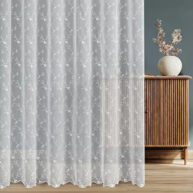 Firana szyta na taśmie fala biała z tkaniny z efektem deszczyku, zdobionej haftem roślinnym