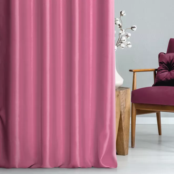 Zasłona szyta na flexach różowa z gładkiej zaciemniającej tkaniny typu dimout