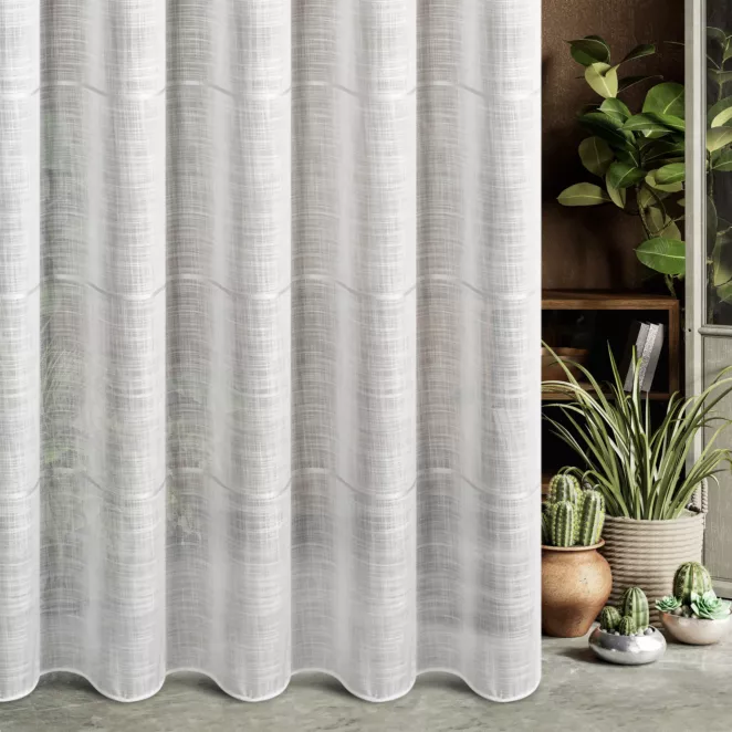 Firana szyta na taśmie fala biała z matowej miekkiej etaminy ozdobionej cienkimi paseczkami, wykończona obciążnikiem