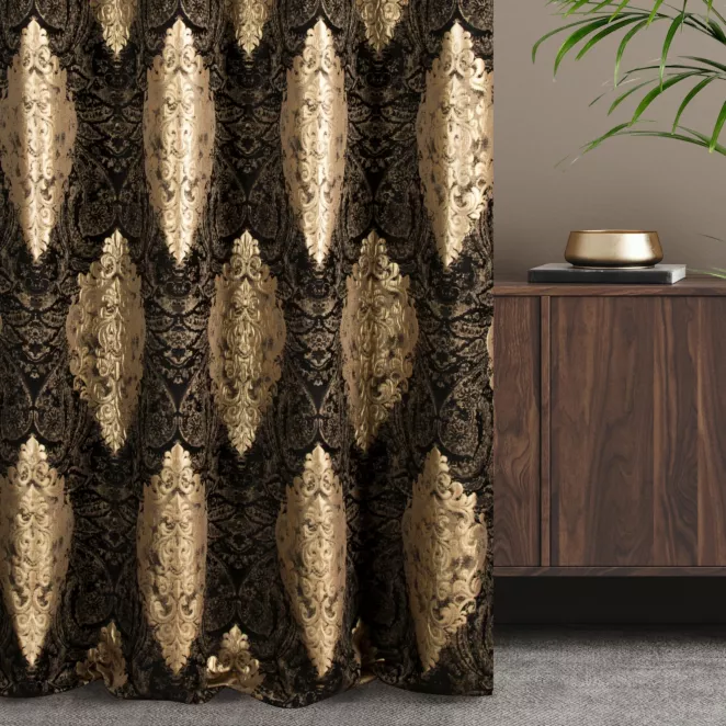Zasłona szyta na taśmie fala czarno złota z szenilowej tkaniny w drobny geometryczny wzór przetykany błyszczącą nicią