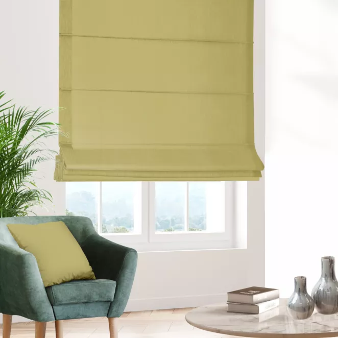 Roleta rzymska musztardowo oliwkowa z gładkiej tkaniny zaciemniającej typu blackout