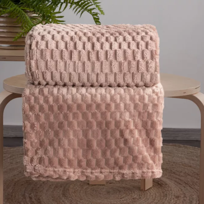Narzuta na fotel-koc 70x160 cm pudrowy miękka i miła w dotyku z wytłaczanym wzorem 3D CINDY 6 DESIGN 91 Eurofirany