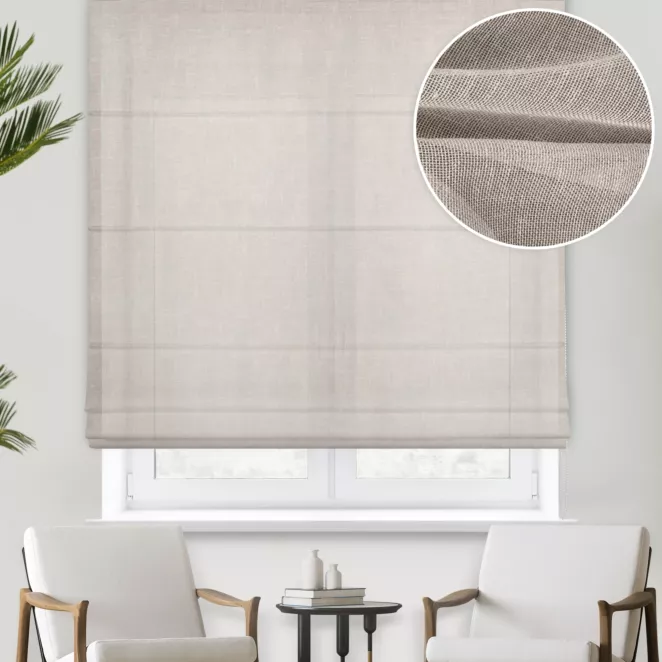 Roleta rzymska beżowa z grubej, matowej tkaniny o naturalnym splocie wykończona obciążnikiem