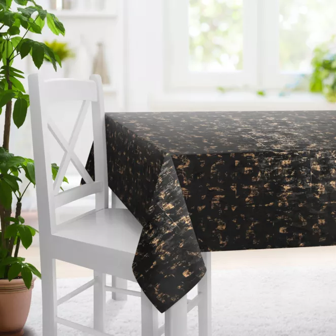 Obrus szyty czarno złocisty z tkaniny welwetowej zdobionej połyskującym drukiem