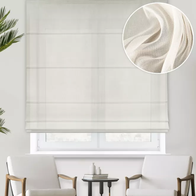 Roleta rzymska perłowa z miękkiej tkaniny o lekkim splocie i delikatnym połysku, wykończona obciążnikiem