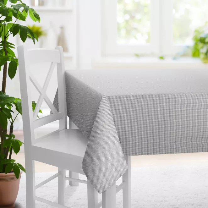Obrus szyty biało popielaty z delikatnej tkaniny w kratkę