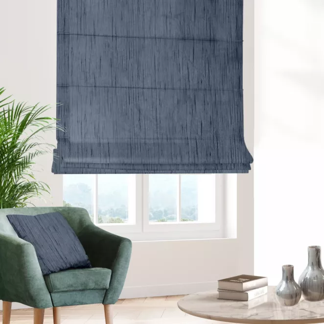 Roleta rzymska niebieska z tkaniny welwetowej w pionowe prążki, wykończona obciążnikiem