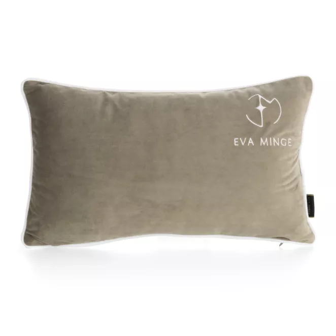Poszewka na poduszkę 30x50 cm welwetowa zdobiona haftowanym logo MINGE beżowa Eva Minge Eurofirany