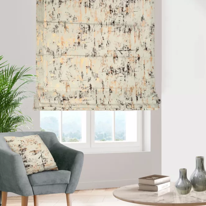 Roleta rzymska kremowo złocista z tkaniny welwetowej zdobionej połyskującym drukiem