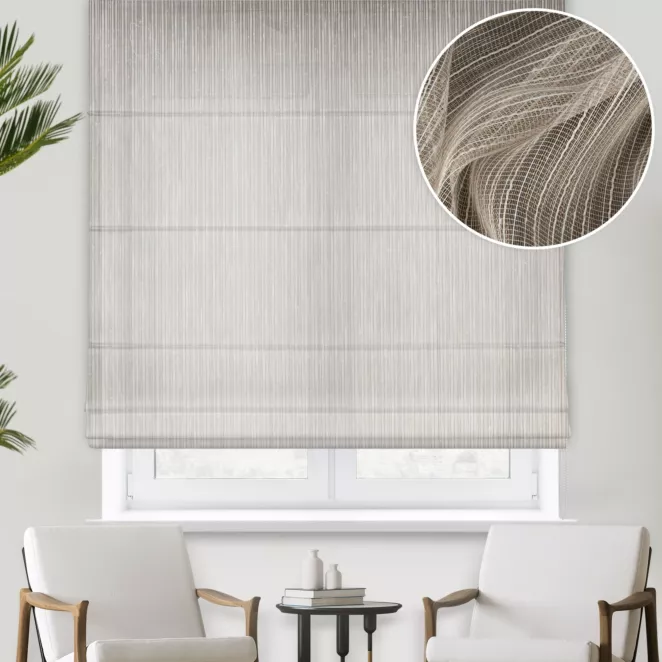 Roleta rzymska kremowa z tkaniny w pionowe, cienkie pasy, wykończona obciążnikiem