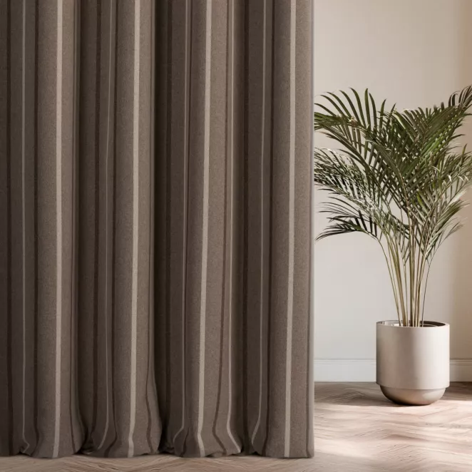 Zasłona szyta na flexach brązowa z tkaniny o jodełkowym splocie z wzorem w pasy