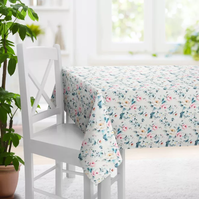 Obrus szyty jasnokremowo turkusowy z tkaniny o naturalnym splocie z nadrukowanym kwiatowym wzorem