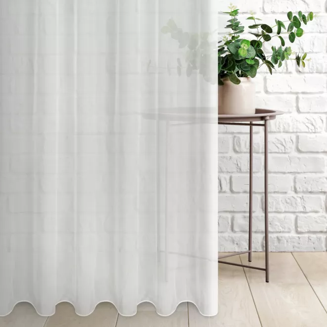 Firana szyta na taśmie 8 cm naturalna z miękkiej i połyskliwej tkaniny, wykończona obciążnikiem