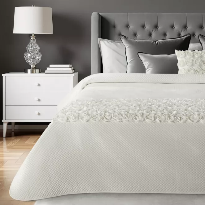 Narzuta welwetowa kremowa 170x210 cm zdobiona pasem róż 3D ROSES Eva Minge Eurofirany