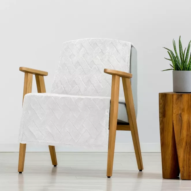 Narzuta na fotel-koc flano 70x160 cm biała zdobiona wytłaczanym wzorem CARO DESIGN 91 Eurofirany