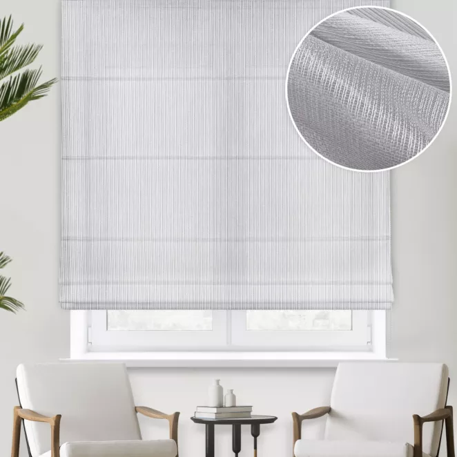 Roleta rzymska jasnoszara z drobnej siatki w pionowe prążki, wykończona obciążnikiem