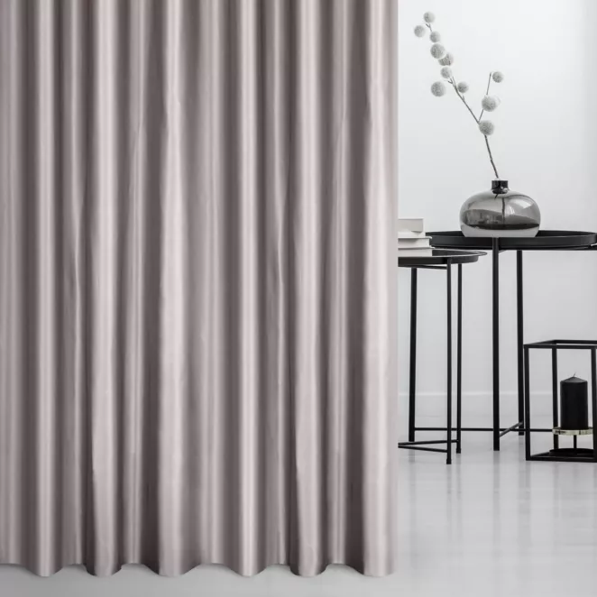 Zasłona szyta na taśmie fala szarobeżowa z tkaniny o satynowym połysku zaciemniającej w 100%