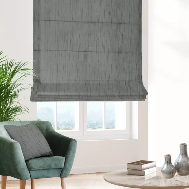 Roleta rzymska srebrna z tkaniny welwetowej w pionowe prążki, wykończona obciążnikiem