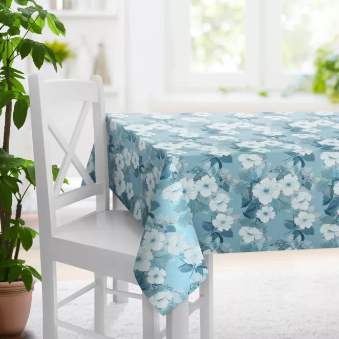 Obrus szyty niebieski z tkaniny o naturalnym splocie z kwiatowym wzorem