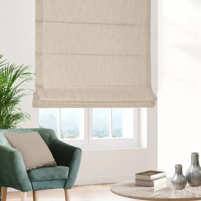 Roleta rzymska beżowa z tkaniny zaciemniającej typu dimout o naturalnym splocie, z efektem melanżu
