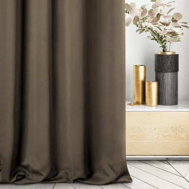 Zasłona szyta na taśmie fala jasnobrązowa z gładkiej tkaniny zaciemniającej typu dimout
