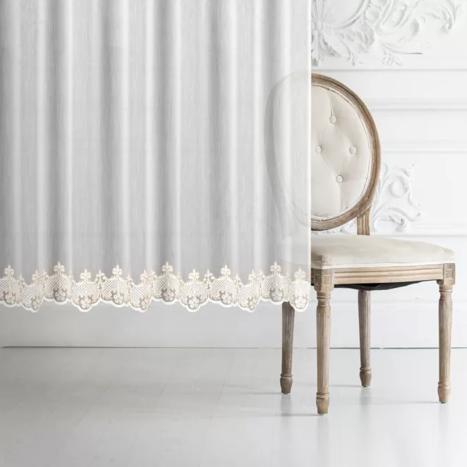 Firana szyta na taśmie 8 cm kremowo beżowa z delikatnej i matowej tkaniny z miękkim, łańcuszkowym haftem dołem