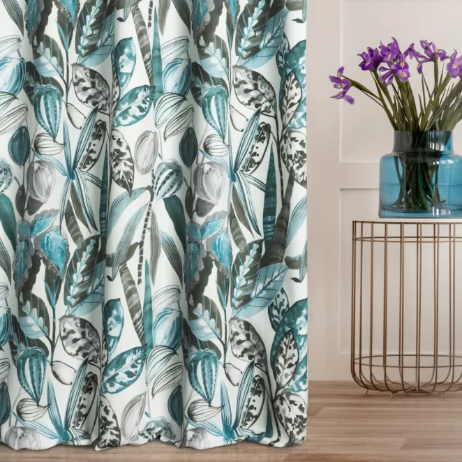 Zasłona szyta na taśmie fala jasnokremowo turkusowa z tkaniny o naturalnym splocie z nadrukowanym botanicznym wzorem
