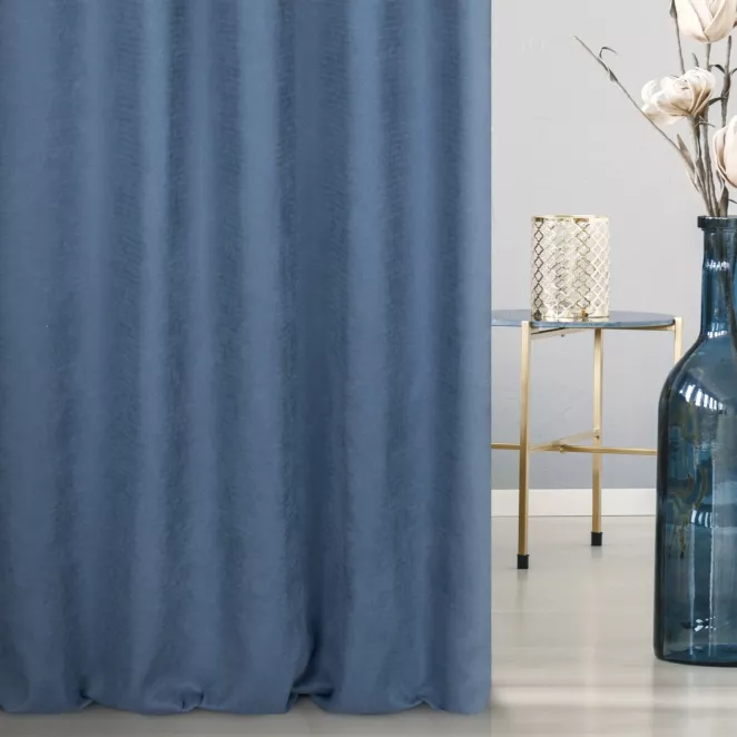 Zasłona szyta na taśmie fala niebieska z miękkiej, matowej tkaniny w drobny geometryczny wzór