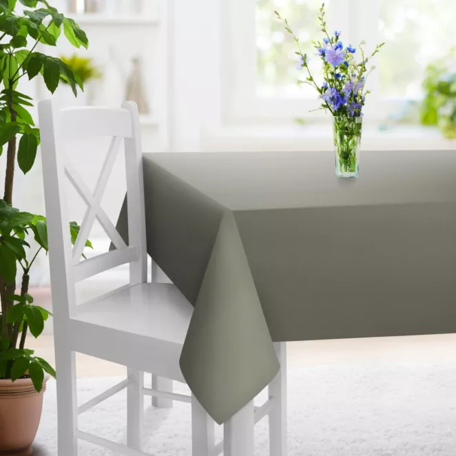 Obrus szyty jasnoszary z gładkiej tkaniny zaciemniającej typu dimout wykończona obciążnikiem