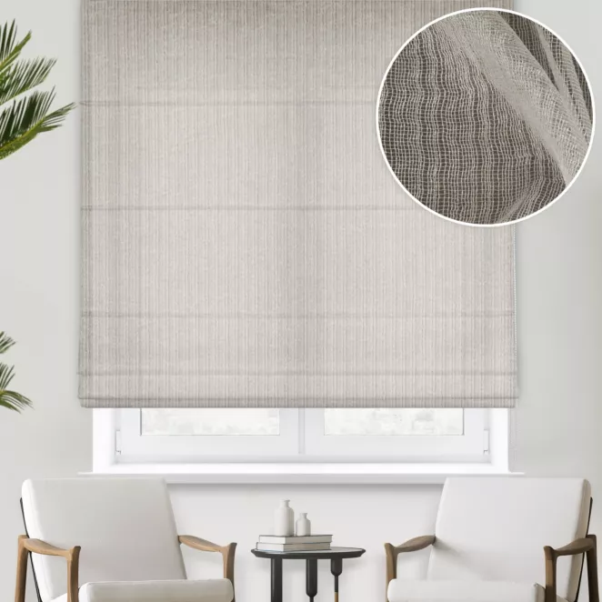 Roleta rzymska beżowa z półmatowej kreszowanej tkaniny, w nieregularne, cienkie, pionowe pasy, wykończona obciążnikiem