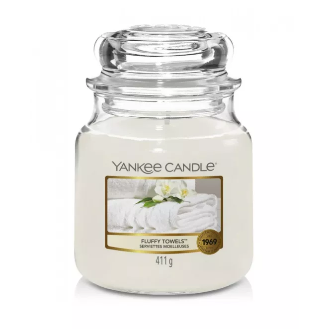 Średnia świeca zapachowa w szklanym słoiku z pokrywką YANKEE CANDLE o zapachu  Fluffy Towels