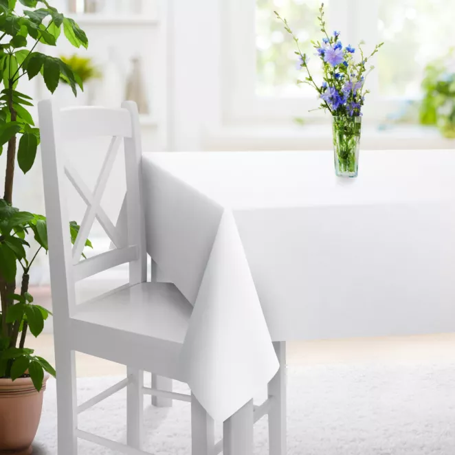 Obrus szyty biały z gładkiej tkaniny typu dimout wykończona obciążnikiem