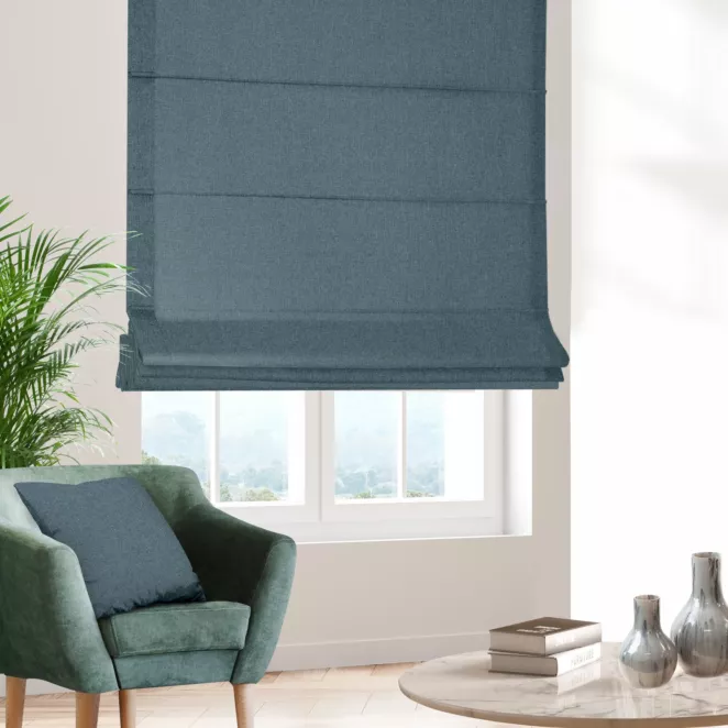 Roleta rzymska niebieska z tkaniny o naturalnym splocie w stylu eko