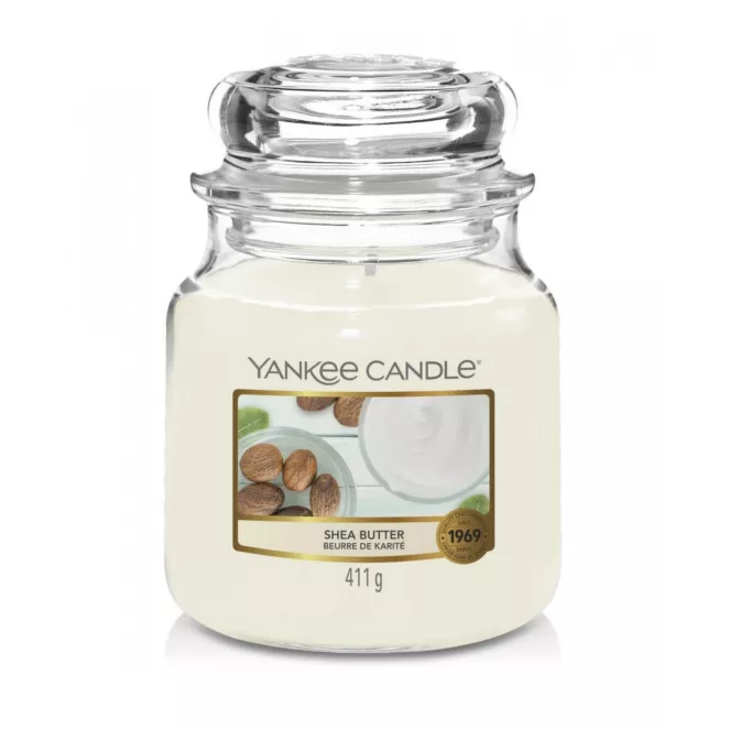 Średnia świeca zapachowa w szklanym słoiku z pokrywką YANKEE CANDLE o zapachu  Shea Butter