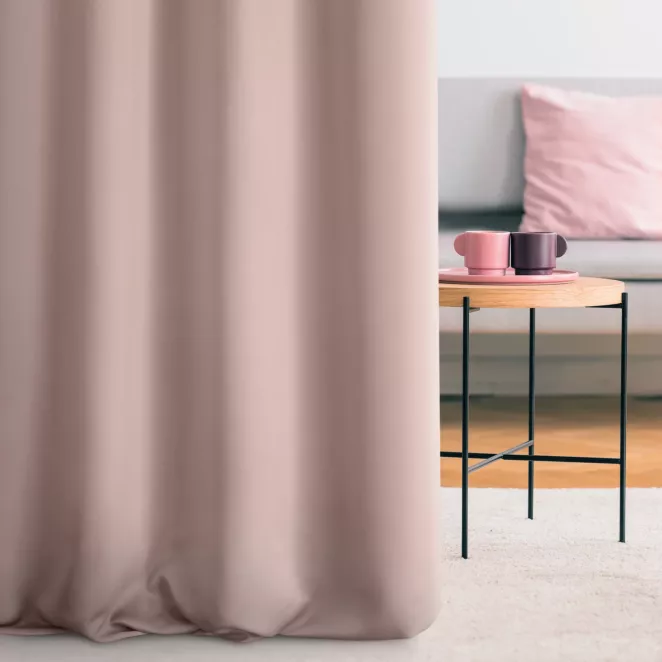 Zasłona szyta na flexach pudrowo różowo różowa z gładkiej tkaniny zaciemniającej typu dimout