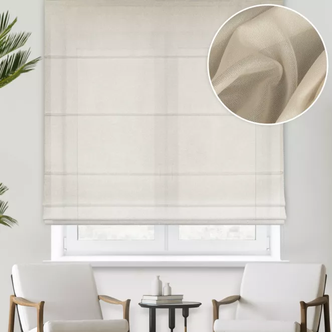 Roleta rzymska beżowa z połyskującej tkaniny o charakterystycznym jodełkowym wzorze, wykończona obciążnikiem