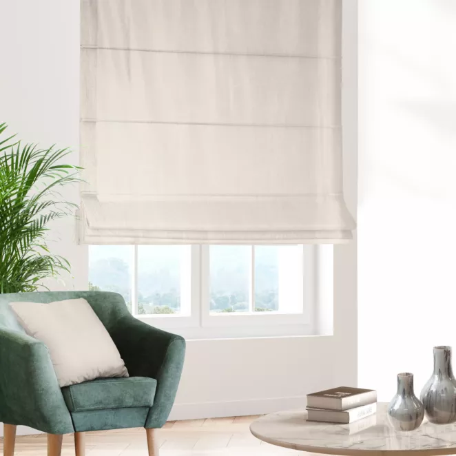 Roleta rzymska kremowa z tkaniny o satynowym połysku zaciemniającej w 100%